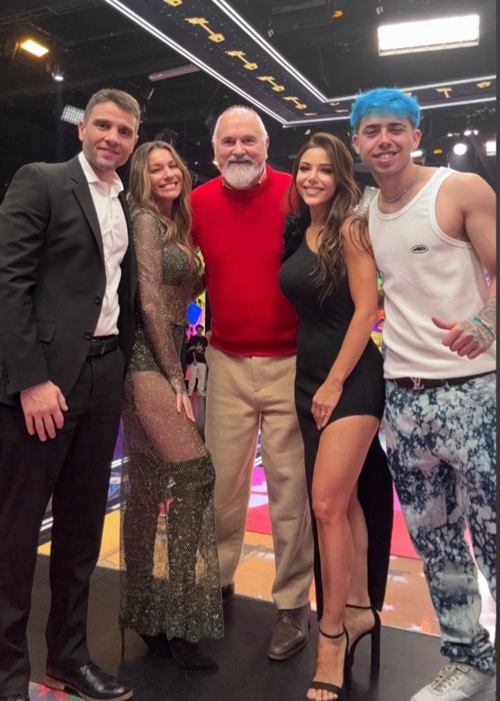 Los 8 Escalones De Los 3 Millones (@8escalones_ok) on Twitter photo Acostumbrados a pasarla al 1๏ธโฃ0๏ธโฃ0๏ธโฃ% en #Los8EscalonesDeLos3Millones โก๏ธ
<a href="/estebanedul/">Esteban Edul</a> <a href="/pampitaoficial/">Pampita Ardohain</a> #OsvaldoGross <a href="/evange_anderson/">Evy</a> <a href="/luckraok/">luck ra</a> Acostumbrados a pasarla al 1๏ธโฃ0๏ธโฃ0๏ธโฃ% en #Los8EscalonesDeLos3Millones โก๏ธ
<a href="/estebanedul/">Esteban Edul</a> <a href="/pampitaoficial/">Pampita Ardohain</a> #OsvaldoGross <a href="/evange_anderson/">Evy</a> <a href="/luckraok/">luck ra</a>