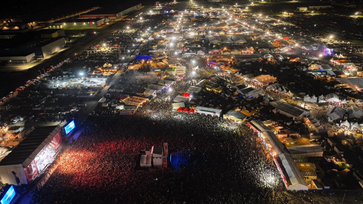 FetedelHumanite's tweet image. Merci pour cette 89ème édition de la Fête de l’Humanité. Pendant ces trois jours vous étiez 450 000 à débattre, danser, rire, chanter et discuter au cœur de cette fête culturelle, politique, populaire et résistante. 

Ensemble nous sommes plus fort.e.s !

Merci ❤️