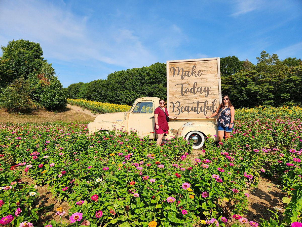 AbercrombieKay's tweet photo. Lewis Adventure Farm &amp; Zoo. 🌻🧡🍂 https://t.co/HhuRpk0eqE