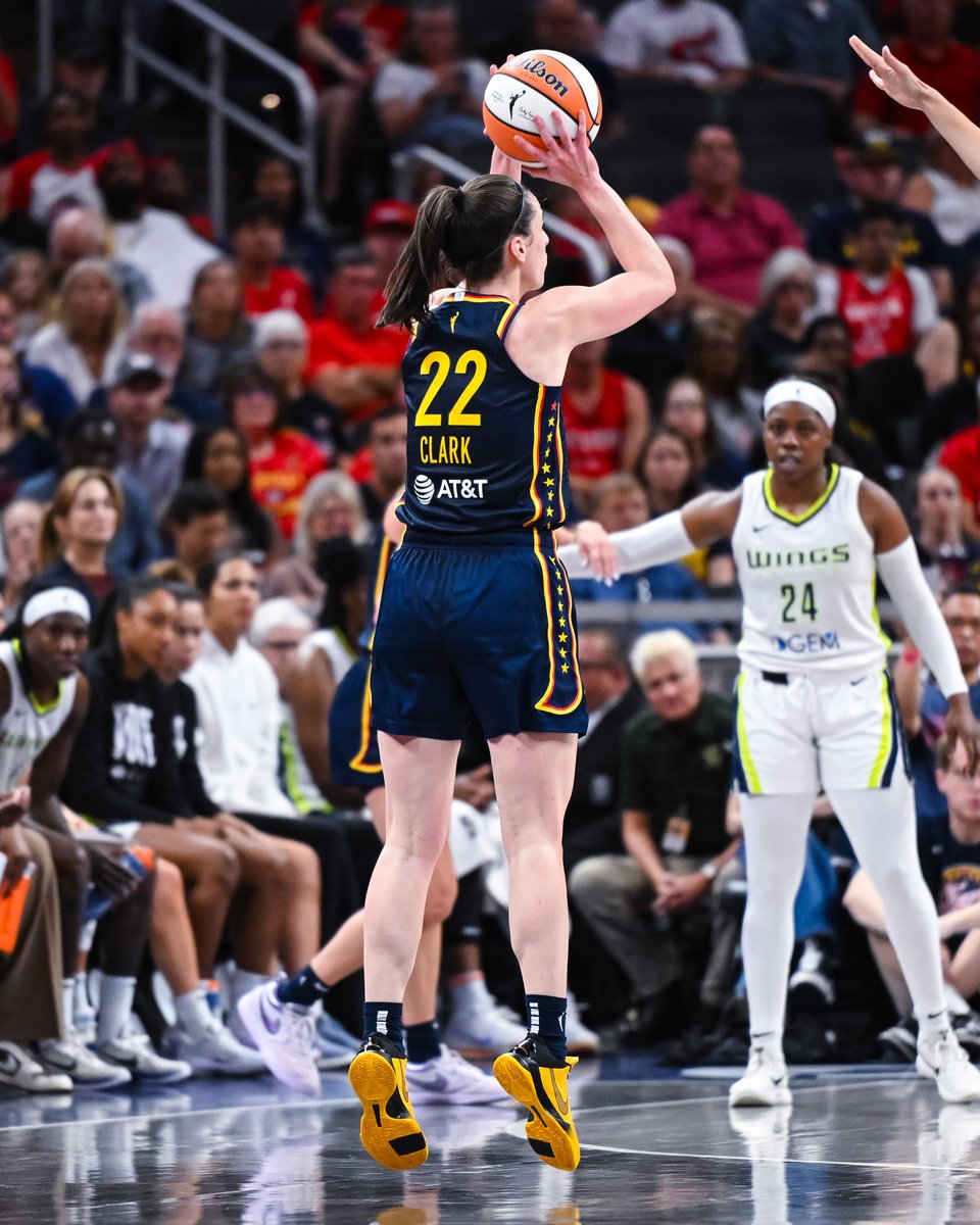 the shot from Caitlin Clark to break the all-time <a href="/WNBA/">WNBA</a> rookie scoring record 🎯