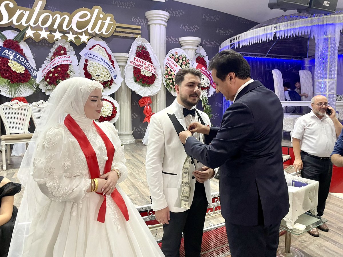 haliskahriman's tweet photo. Değerli yol arkadaşım @orhanaktas34'ın oğlu Yusuf Aktaş  ile Yaren Genç'in düğün törenine katıldık.

Müşterek yaşantılarının başlangıcı olan nikah merasiminde iki cihan saadeti duası ile birbirine  “EVET” diyen gençlere şahit olduk. 

Allah mesut etsin. https://t.co/ppA0sbrqii