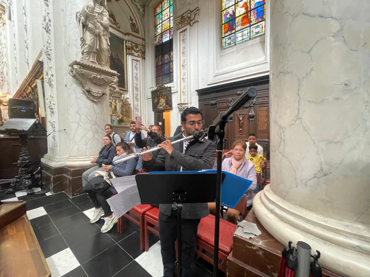 EmbGuaBl's tweet photo. La @EmbGuaB con el apoyo de Iglesia NS de Finistere, el flautista Juan José Bolaños y la comunidad guatemalteca  conmemoró el 203 Aniversario de Independencia de Guatemala con una Misa de Acción de Gracias y el Cambio del Traje Tradicional de Todos Santos C. al  Manneken Pis. https://t.co/pscQ4bU6Lo