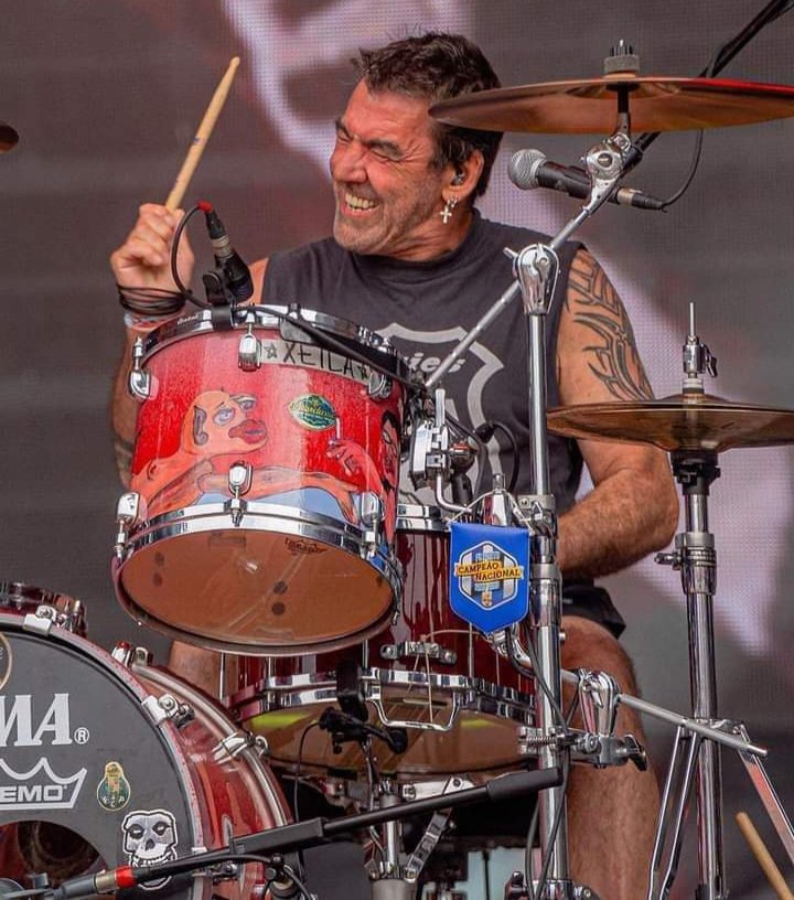 fcportofas19's tweet photo. 🎶 "𝘼𝙨 𝙨𝙖𝙪𝙙𝙖𝙙𝙚𝙨 𝙦𝙪𝙚 𝙚𝙪 𝙟𝙖 𝙩𝙞𝙣𝙝𝙖" 🎶 Kalu, baterista dos Xutos &amp; Pontapés, esteve presente hoje no Estádio do Dragão 💙🤘🏼 https://t.co/sG0dEWM9JK