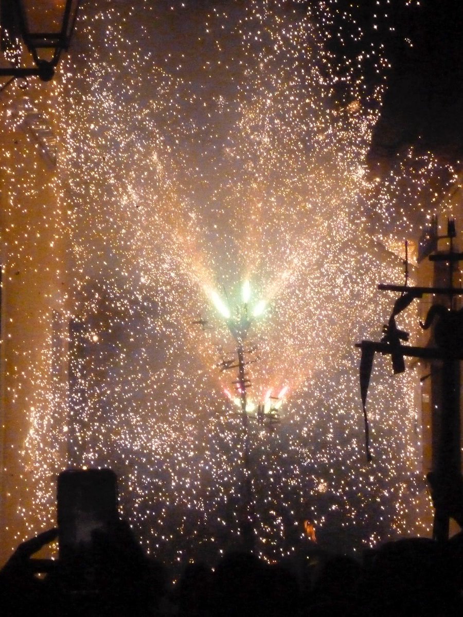 Fa 24 hores Tiana es banyava en foc.. 
S'ha pogut veure com la gent del poble ens esperava i ens rebia amb els braços oberts.. no tenim Paraules. Ho hem gaudit com mai.

Genís i Fiorella us hem recordat. Esperem que allà on estigueu hagueu olorat la nostra pólvora.

Salut i 🔥
