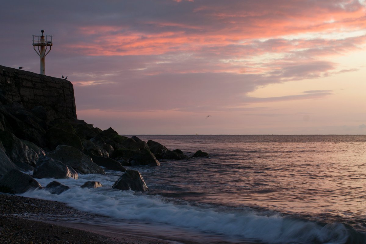 LiamLynch5's tweet photo. #Arklow Pier Head during #Sunrise. 

#Photography #Ireland #Outdoor #Landscape #Seascape #Colours #Clouds #Sea #Coast https://t.co/Nczp92TwXk