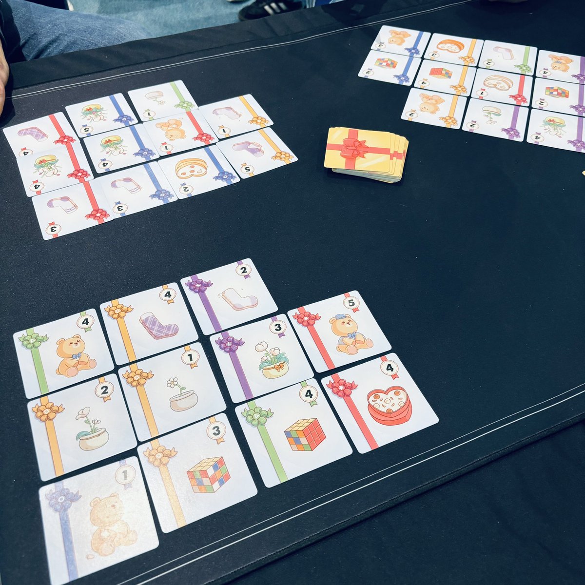 🌺 Hina 🎲 Carnet des Geekeries (@_hina___) on Twitter photo Découverte de Kdo, chez @GameCarvers, un jeu d'<a href="/AntoineBauza/">Antoine Bauza</a>, malin, avec une bonne ambiance et un packaging canon ! Découverte de Kdo, chez @GameCarvers, un jeu d'<a href="/AntoineBauza/">Antoine Bauza</a>, malin, avec une bonne ambiance et un packaging canon !