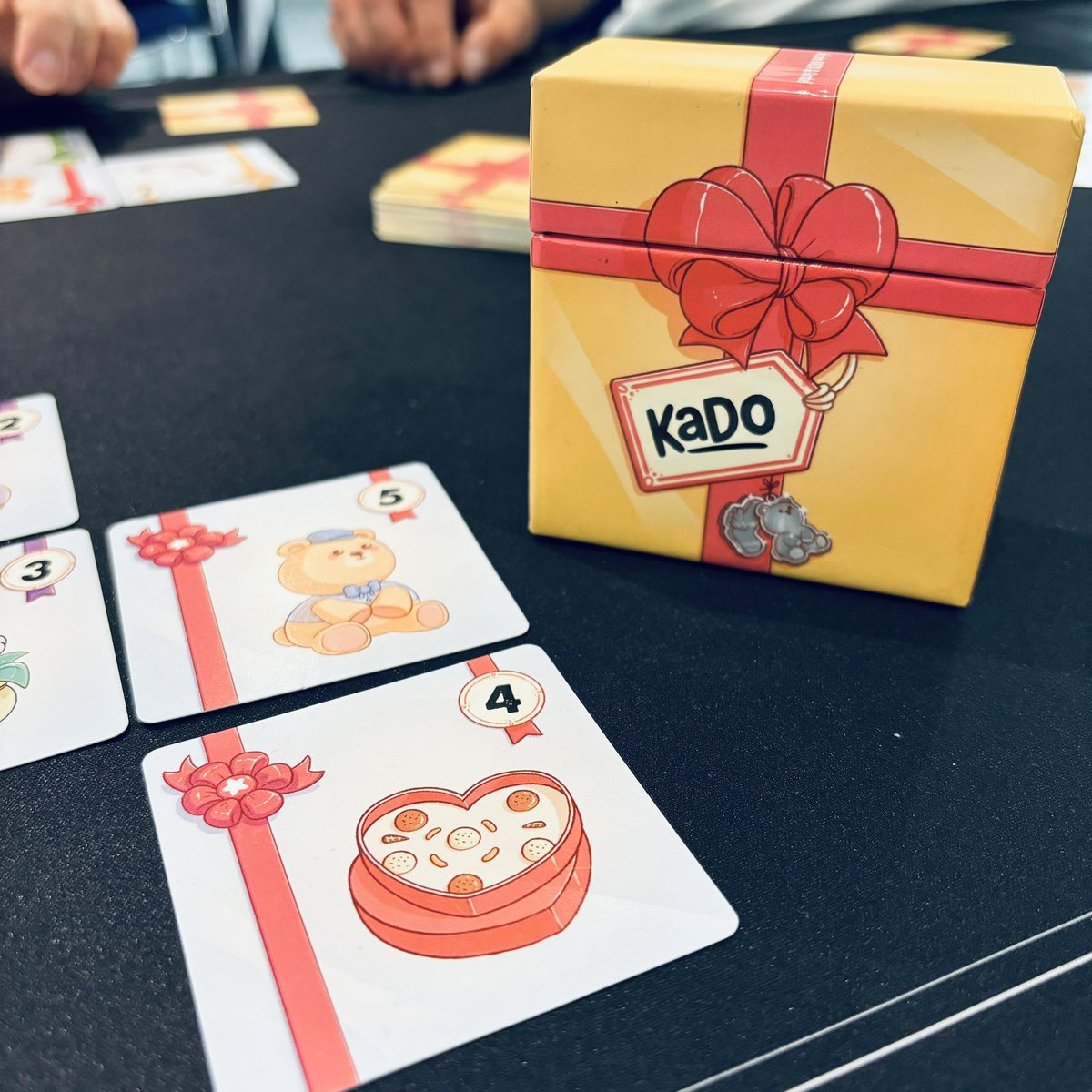 _Hina___'s tweet photo. Découverte de Kdo, chez @GameCarvers, un jeu d'@AntoineBauza, malin, avec une bonne ambiance et un packaging canon ! https://t.co/doJxwaiC50