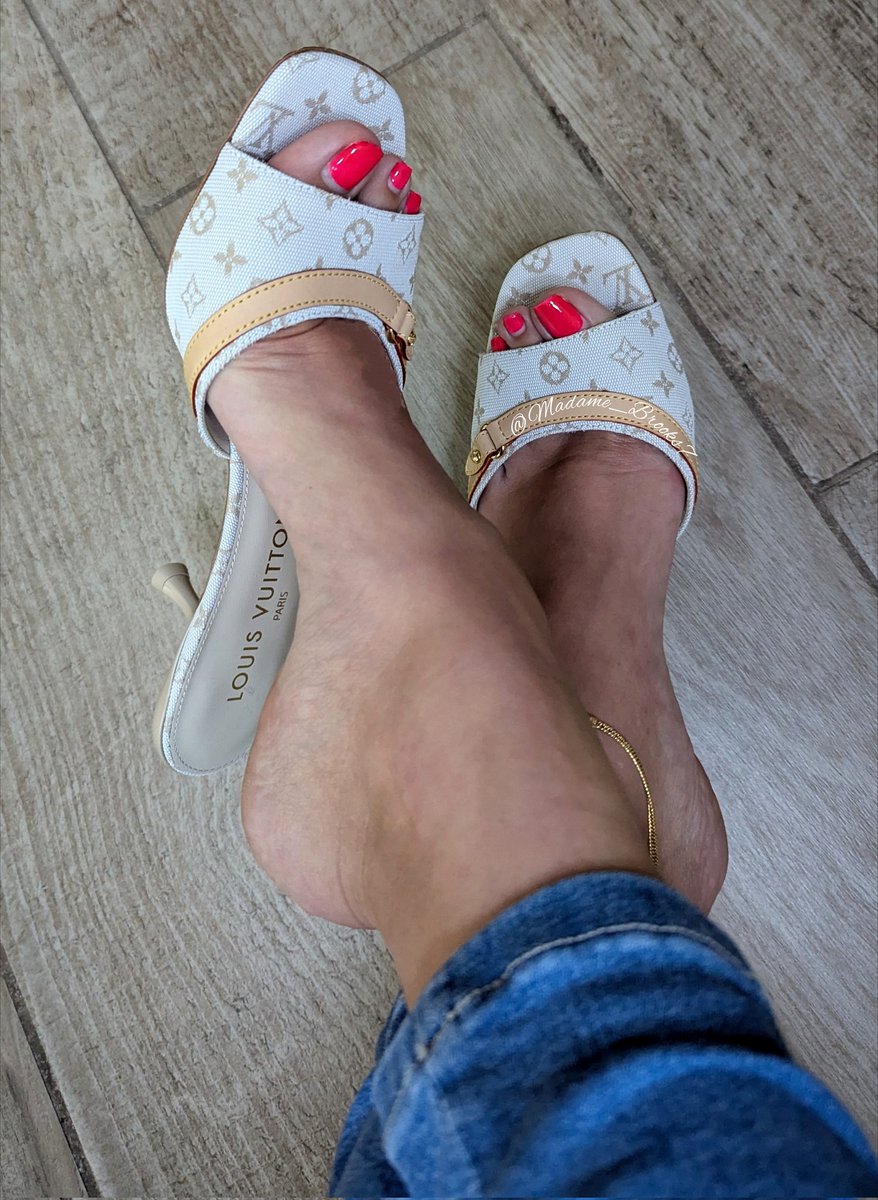 Madame_Brooks7's tweet photo. 💫To all my foot guys....
Do you like "kitten heel" slip on shoes?! Do you find it sexy that most of the foot is out, arch fully visible?! https://t.co/9KRcpirnRz