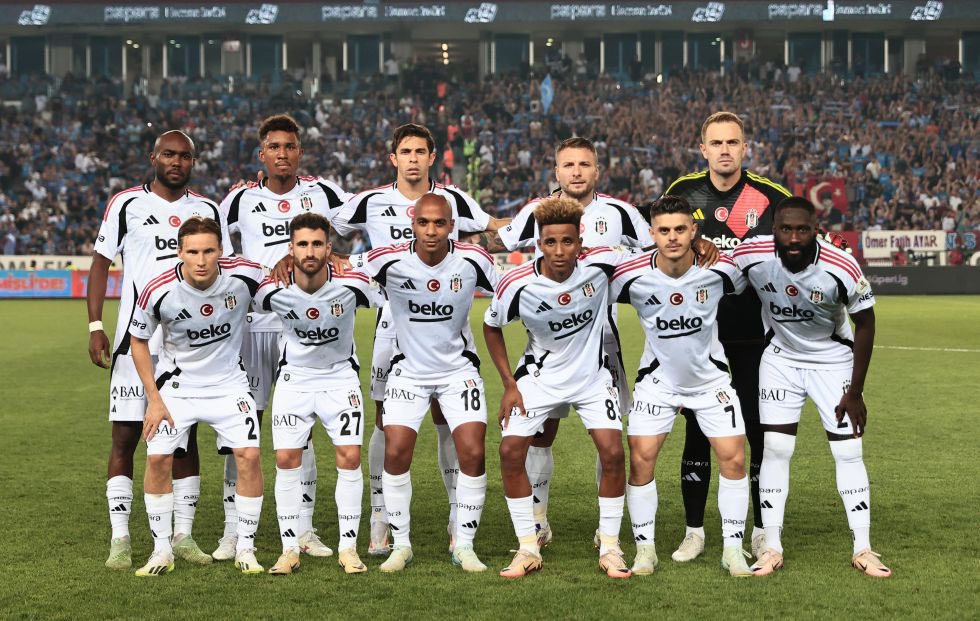 semtinmedyasi's tweet photo. ✅ Beşiktaş sezona muhteşem başlangıç yaptı önce Süper Kupa kazanıldı sonra UEFA Ligine kaldık 

✅ Ligde 3 maç oynadık 2 galibiyet 1 beraberlikle Beşiktaş yoluna devam ediyor 

✅ Beşiktaş bu akşam Trabzon deplasmanında rakibini ezdi golü bulamadık ligde bunlar olacak 

✅ Beşiktaş artık rakibinin oyununu kabullenen değil kendi oyununu kabul ettiren durumda

✅  Hocamıza, takımımıza sahip çıkacağız Eyüpspor maçında 40 Bin kişiyle galibiyet için Tüpraş Parkta olacağız