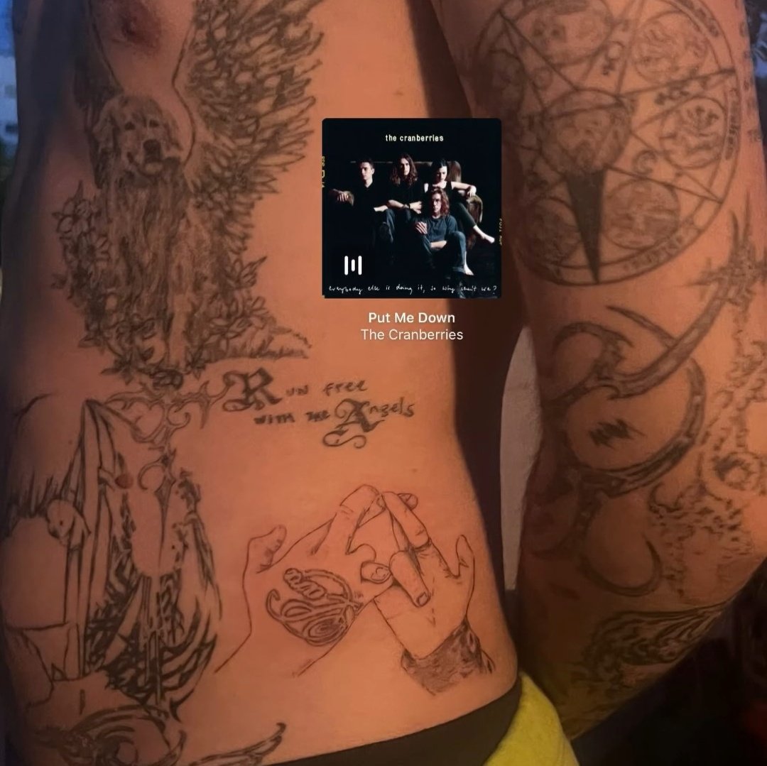 El nuevo tatto de roju con su saludo con sara