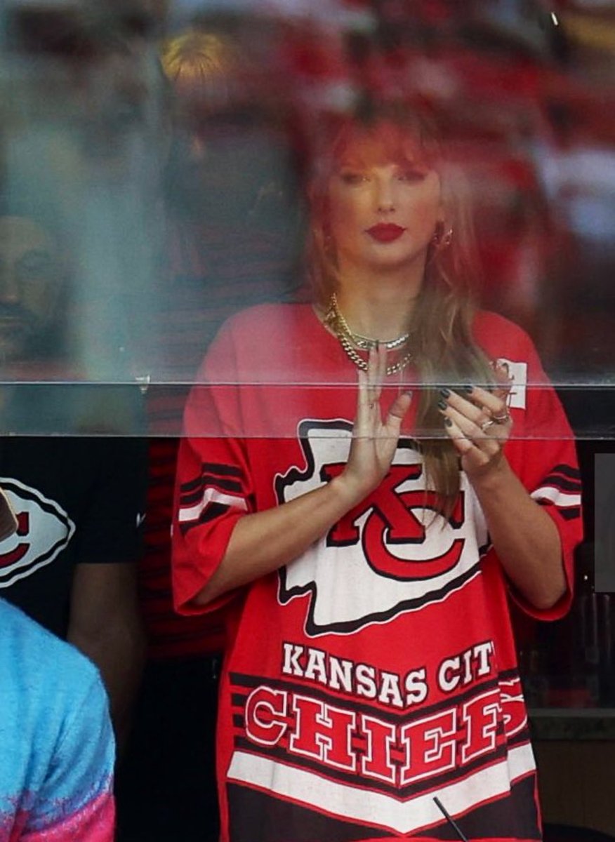 SwiftNYC's tweet photo. Taylor Swift in the suite watching the #ChiefsKingdom game today! 🥺🤍🏈 https://t.co/y5T3QCinro