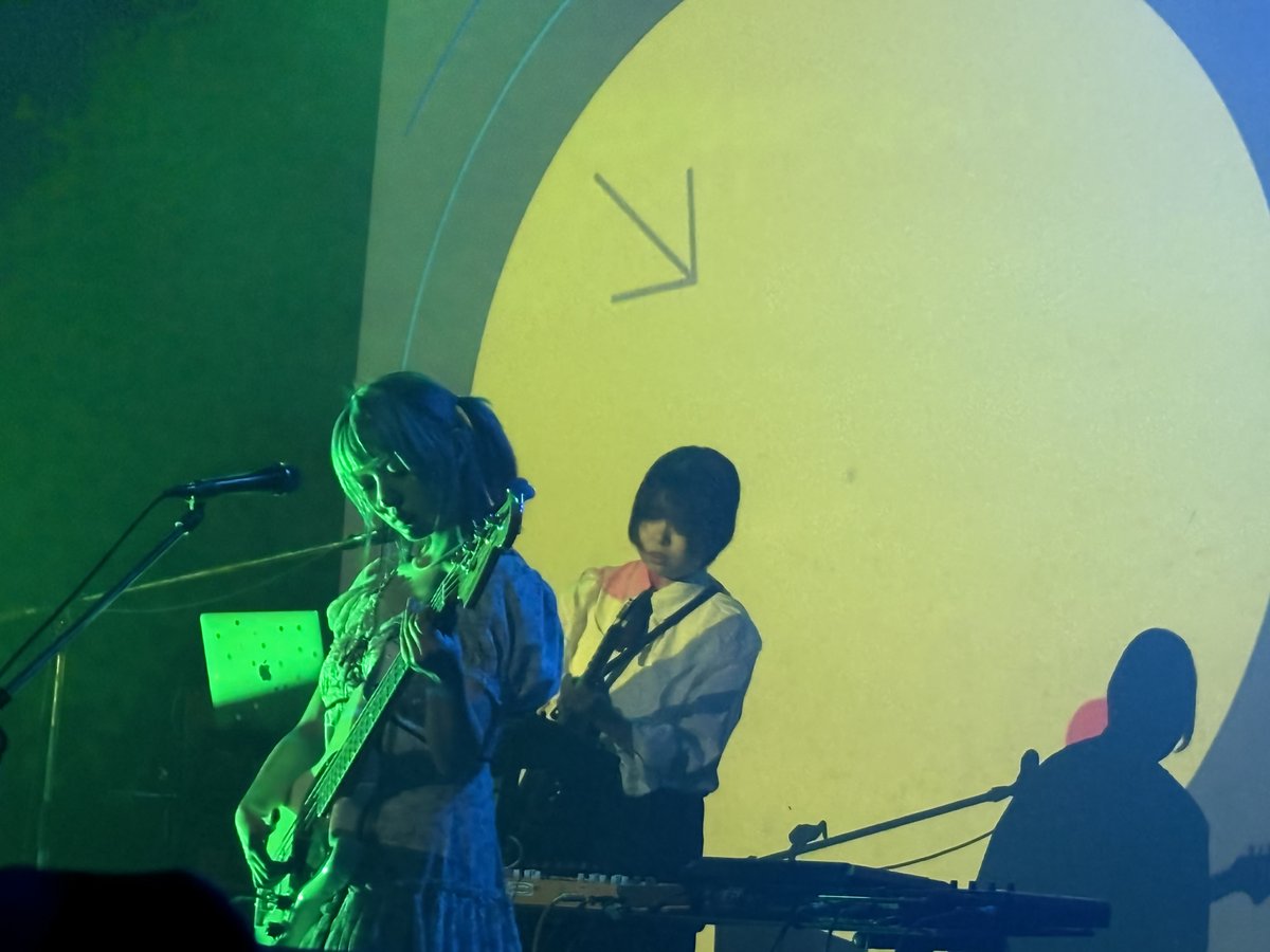 BiCrul's tweet photo. 3連休中の渋谷はすごい人手だった。LAUSBUBのライブで代官山UNIT。MCほぼ無しで、ずーっと曲が続いているような感覚。VJの映像もかっこ良かった。もう少し若ければアフターパーティーも行きたかった、みたいに思っている人も会場中には結構いたはず。。私も例に漏れず。
また新作作って来てほしい https://t.co/1XidZ6TvOV