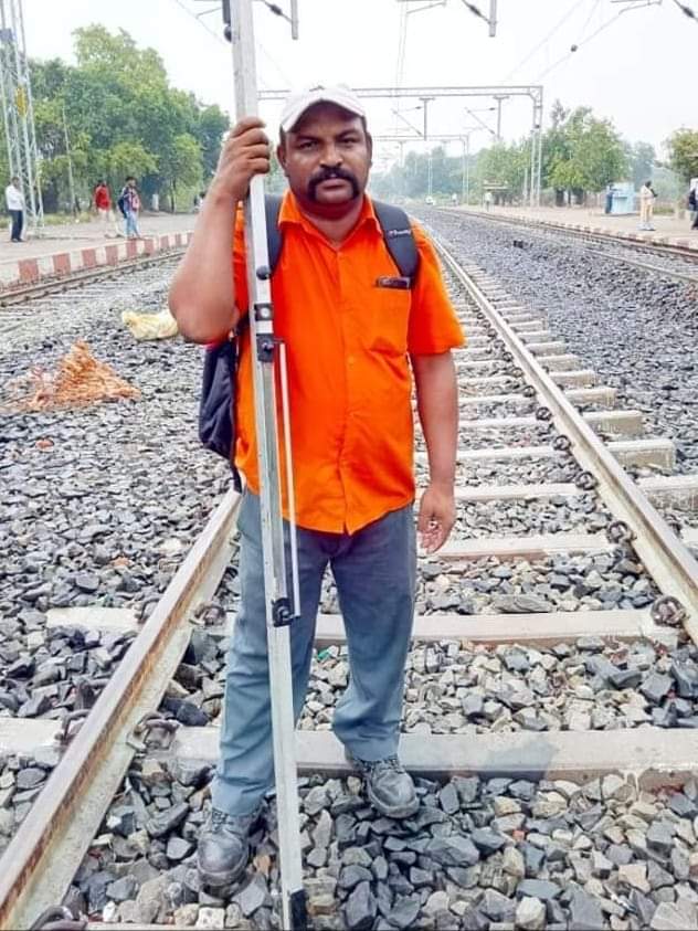 आज ट्रैकमैन जवाब मांग रहा है कि ट्रैकमैन को विभागीय CCTC, TC, ASM पदों से क्यों वंचित रखा ,क्यों ट्रैकमैन आज भी महादलित है..!
बदलते समय की यही पुकार है
ट्रैकमैन को भी LDCE का अधिकार है. ✊
#Ldce_Open_To_All
#Justice_For_Trackman