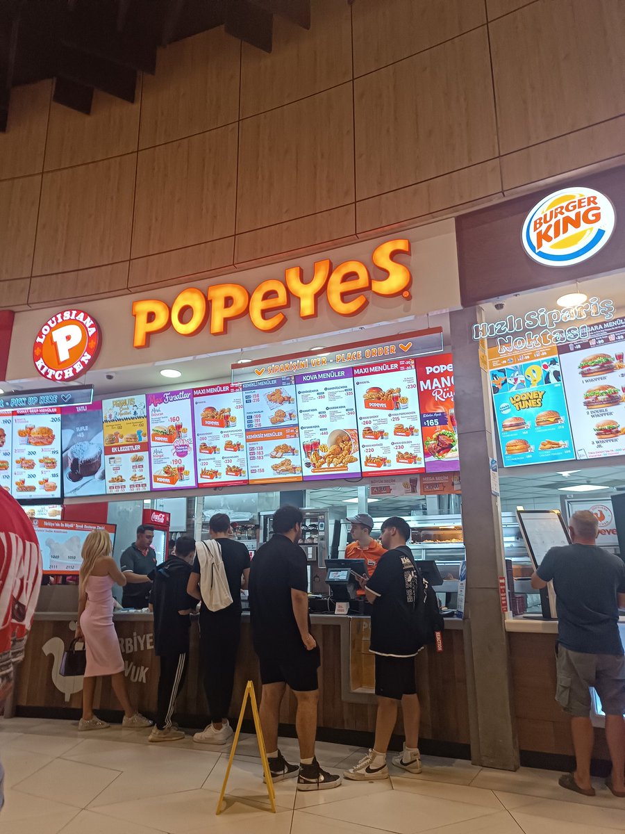 POPOYES Metropol AVM menü içeriğindeki bazi urun 40 dk sonra çıkacakmış  yokmuş başka ürun alıyoruz aldiktan sonra içeriğinden bazı ürün yokmus para iadesi yok,yerine ürün vermek yok,magaza müdürü yok yan mağaza müdürü para iadesine gelece 20 dk oldu,reyonda 1 kişi çalışıyor