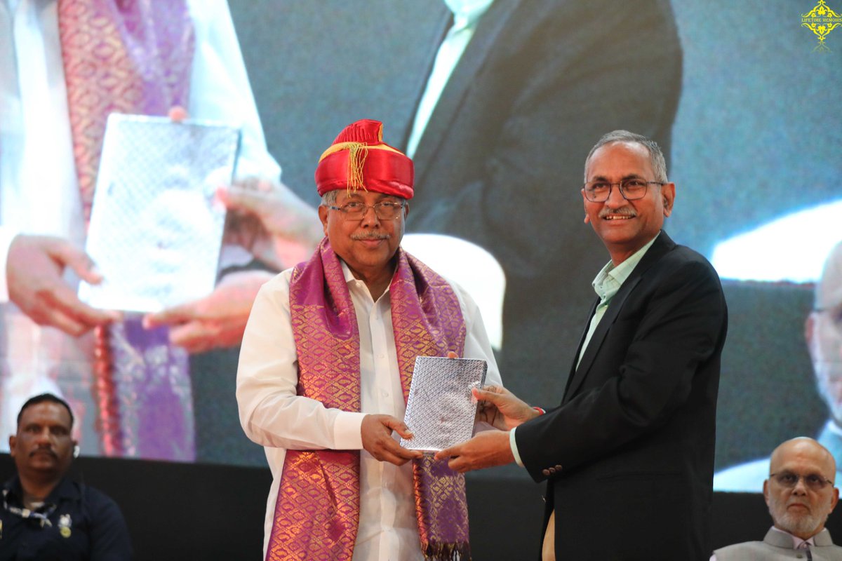 COEPTech's tweet photo. COEP Tech Alumni Association Honors Engineering Excellence with COEP Abhiman Awards in gracious presence of Hon. Shri. Nitin Gadkariji &amp; Hon. Shri. Chandrakant Patilji. 
Awardees- P. N. Bhagavati, Pravin Darade, Raju Basnet, Monika Panpaliya , Hrushikesh Sagar, Vaibhav Tatwawadi https://t.co/t4FCuQV58C