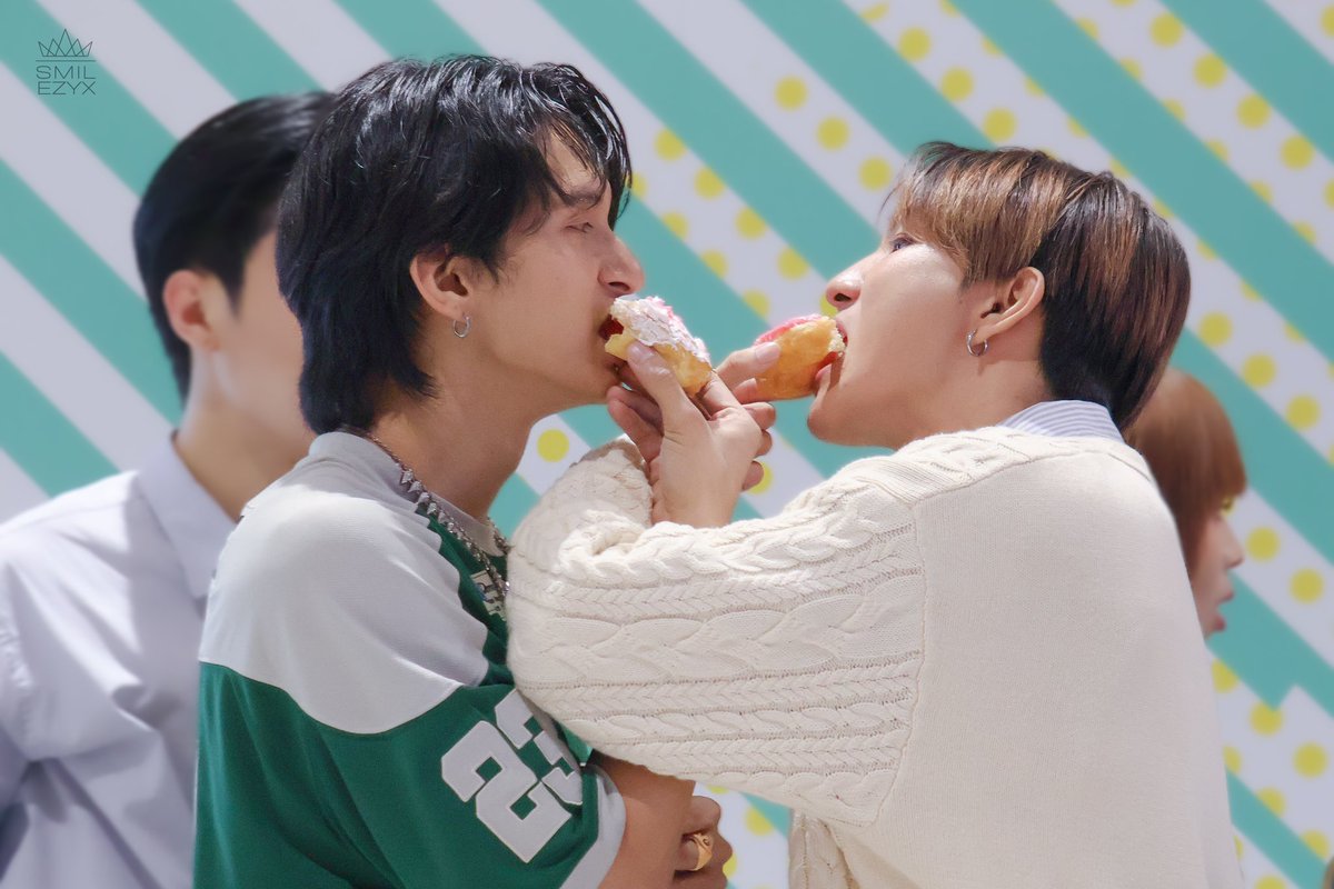 _smilezyx's tweet photo. ปกติอีสของอร่อยกันท่านี้หรอ

240915 | #PRIMETIME_TimeToLove_Fansign
#OpePrimeTime #Ken2PrimeTime #PRIMETIMEth https://t.co/4ChutrcbzB