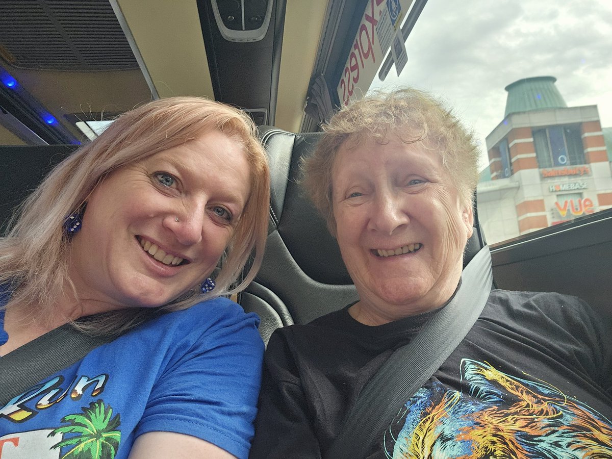 ChatHelping's tweet image. A wonderful weekend in London with mum for an early start to her 80th birthday celebrations 🍾 ❤️ 😀 thank you @nationalexpress #windough xxx