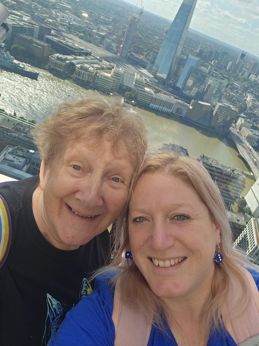 ChatHelping's tweet image. A wonderful weekend in London with mum for an early start to her 80th birthday celebrations 🍾 ❤️ 😀 thank you @nationalexpress #windough xxx