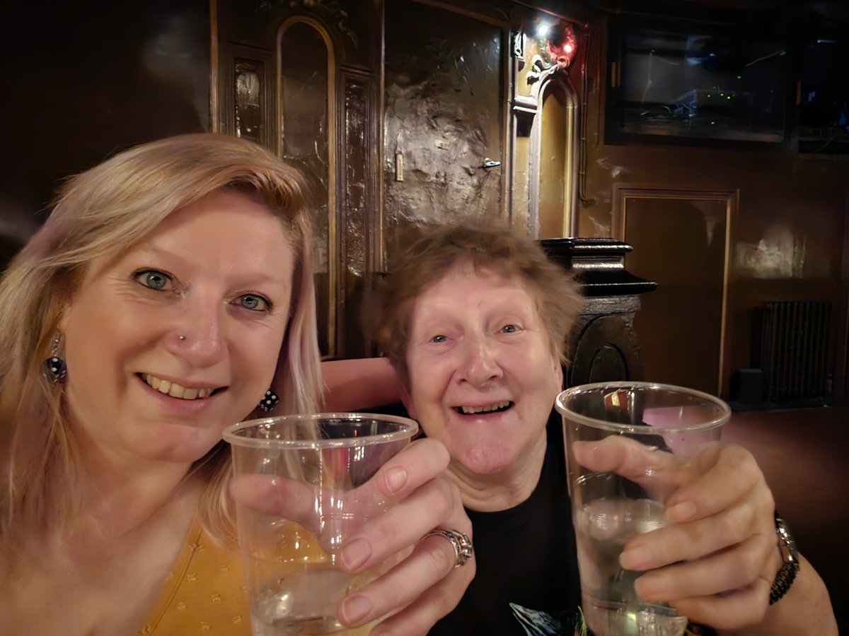 ChatHelping's tweet image. A wonderful weekend in London with mum for an early start to her 80th birthday celebrations 🍾 ❤️ 😀 thank you @nationalexpress #windough xxx