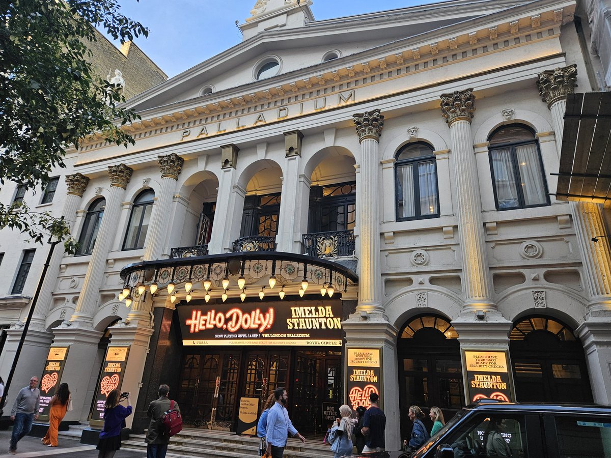 ChatHelping's tweet image. A wonderful weekend in London with mum for an early start to her 80th birthday celebrations 🍾 ❤️ 😀 thank you @nationalexpress #windough xxx