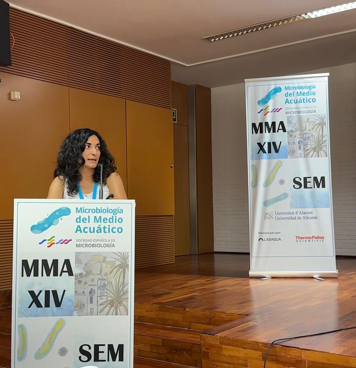 bluephageWATER's tweet photo. Felices de recibir el premio a la Mejor Comunicación con Mayor Potencial de Aplicación al Diagnóstico Ambiental en Calidad de Agua, otorgado por @LABAQUA en @SEMicrobiologia donde Julia Martín Díaz, presentó el Rapid Kit ENUMERA®️ para enumerar colifagos en solo 6,5 horas. https://t.co/x8Zn5Lj1dr