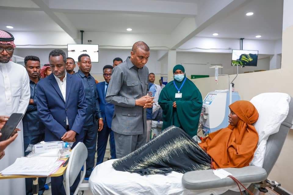 GuledAbdijalil's tweet photo. I had the pleasure to accompany HE PM @HamzaAbdiBarre for the operationalisation &amp; oversight visit of National Blood bank &amp; National Dialysis Center, both centers are critical life saving Healthcare infrastructures. Grateful @KSRelief_EN &amp; Suadi kingdom for their generous support https://t.co/ZiWD2jMEH8