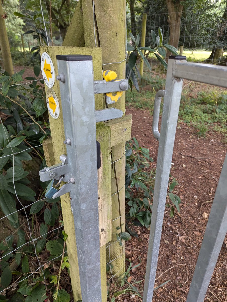 RecyclerBill's tweet photo. at first glance it looks like a locked #gate but closer inspection shows a latch on the other side...
#QuiteInterestingGatesAndLatchesOfTheUK
#BillsGates out walking in the #NewForest with #HarryStiles🐕 https://t.co/q2EY52Bm9x