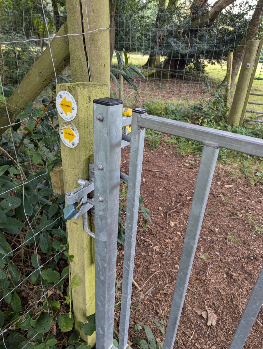 RecyclerBill's tweet photo. at first glance it looks like a locked #gate but closer inspection shows a latch on the other side...
#QuiteInterestingGatesAndLatchesOfTheUK
#BillsGates out walking in the #NewForest with #HarryStiles🐕 https://t.co/q2EY52Bm9x