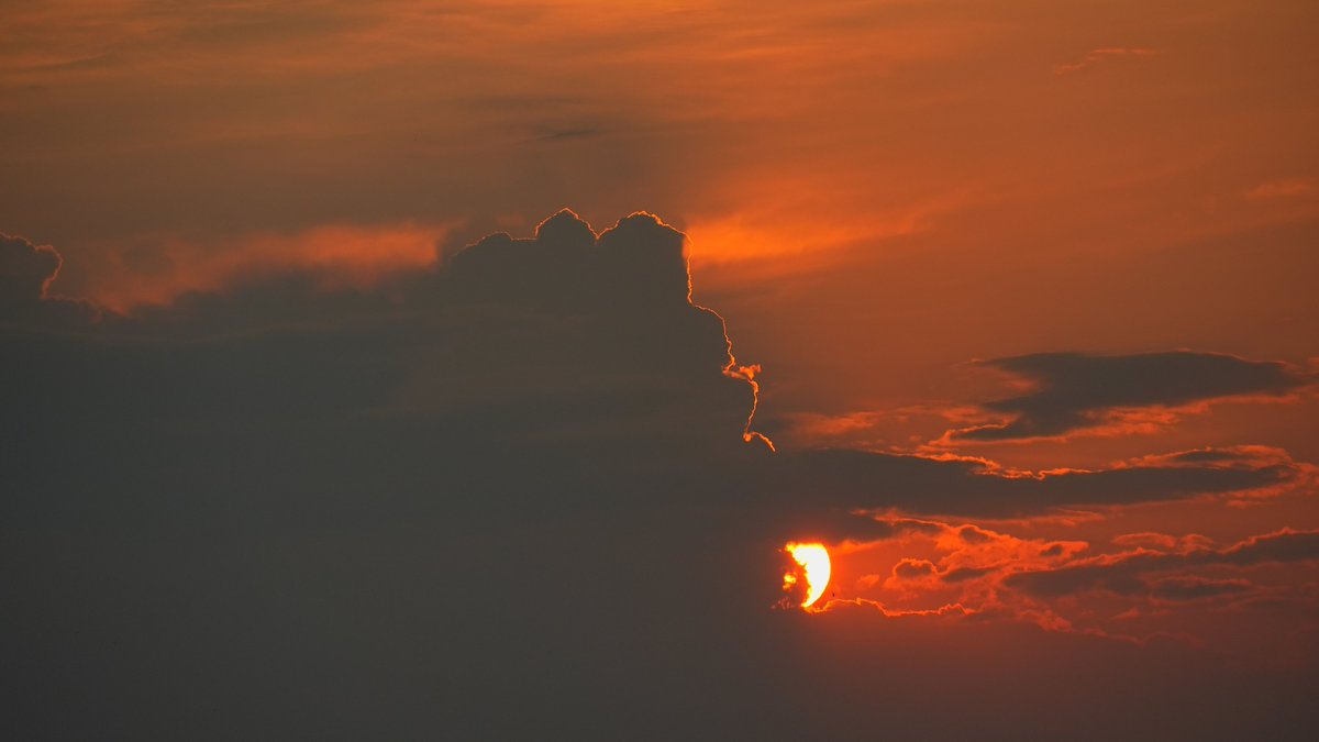 FototakerTony's tweet photo. As I have been doing for the past three decades: trying to archive, catalog and file away my toooooo-many #imagefiles! Perhaps after I pass away, I'll finally have the  TiME to get it all done!! #lifeofaPhotographer #clouds https://t.co/AHAmFrMa6g