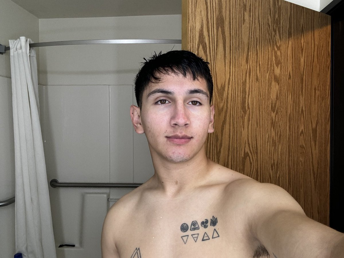 _fudgebar2's tweet photo. nice hotel bathroom lighting hate to see me coming https://t.co/3INX54w2lt