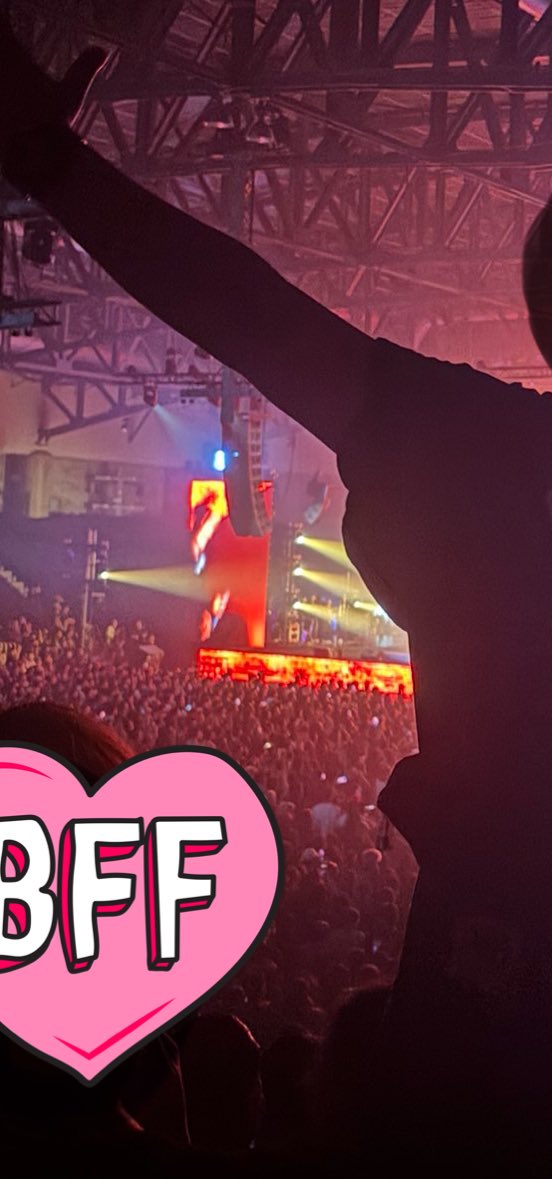 คอนจะสนุกขึ้นกว่านี้มากๆ ถ้าไม่มีอีพวกคนไร้มารยาทไม่เห็นแก่ส่วนรวมค่ะ คนที่อยู่ข้างหน้าเยื้องเรายืนเกือบทุกเพลง เข้าใจได้ว่าสนุกอยากเต้น แต่ถ้าจะยืนเต้นแรงวาดท่าทางไลน์ใหญ่ขนาดนี้เราแนะนำให้ซื้อบัตรยืนเถอะค่ะ จะมาบัตรนั่งแล้วทำตัวไม่มีมารยาทให้คนอื่นเดือดร้อนทำไม #กูฟังเพลงไท