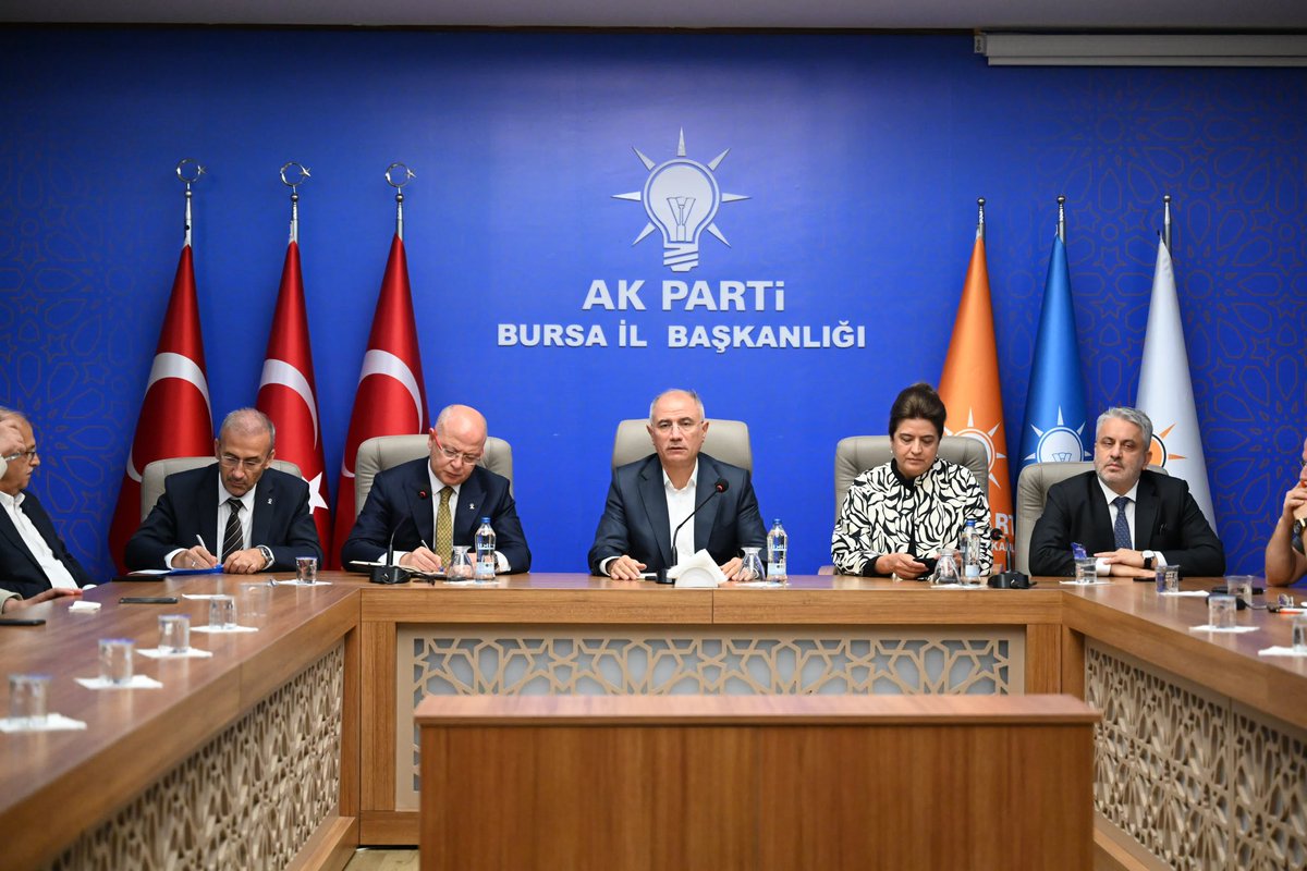 efkanala's tweet photo. 📍Bursa İl Başkanlığı

AK Parti istişare partisidir.

Her kademede istişare ve değerlendirmeler yapmaya devam ediyoruz. 

Önceki dönemlerde görev yapan ilçe başkanlarımız ve belediye başkanlarımızla istişare ve değerlendirme toplantılarımızı yaptık. 

Teşkilatlarımızın her kademesinde görev yapan her bir kardeşimiz Partimizin asli unsurudur. 

Milletimizin, seçmenimizin tercihi ve umudu yine AK Partidir. 

Biz bunun için yapısal reform diyoruz. 

Türkiye’yi üç kat büyüktük ve gelişmiş ülkeler ligine çıkarmak için de her geçen gün tüm kadrolarımızla Milletimize hizmet etmeye devam edeceğiz.