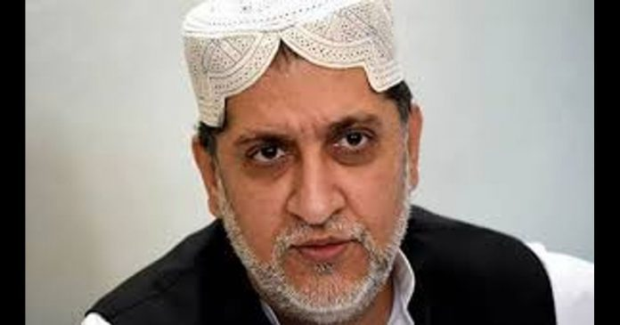 fahmidahyousfi's tweet photo. اسلام آباد میں مینگل فیکٹر

اسلام آباد میں بلوچستان سے تعلق رکھنے والے سردار اختر مینگل کے استعفی اور ان کے دبئی جانے کے چرچے ابھی ختم نہیں ہوئے تھے کہ خضدار سے ہی تعلق رکھنے والے ایک اور سردار شفیق مینگل اسلام آباد پہنچ گئے۔

گزشتہ دس دن سے اسلام آباد میں مقیم سردار شفیق مینگل نے سردار اختر مینگل کی دم توڑتی سیاست کے تابوت میں آخری کیل ٹھونکنا شروع کر دئے ہیں۔ ایسے وقت میں جب بلوچستان میں 70 پاکستانیوں کے خون میں نہائے لاشے پڑے تھے اختر مینگل نے اپنی روایتی سیاست کے ذریعے سے اس سے توجہ ہٹانے کے لئے سیاست کا وار کیا اور استعفیٰ دے دیا۔ 

سردار شفیق مینگل نے مختلف ٹی وی انٹرویوز اور میڈیا ملاقاتوں کے ذریعے سے بلوچستان کا ایک نیا رخ پیش کیا ہے۔ سردار اختر مینگل کی ڈوبتی کشتی کو سہارا دینے کے لئے اسلام آباد میں حامد میر اور بلوچستان میں وزیر اعلیٰ بننے کی حسرت لئے موجود صادق سنجرانی سامنے آئے۔
 اسلام آباد میں اس وقت جاری سیاسی کشمکش میں جب ہر بندہ ٹی وی اسکرین پر نظر جمائے بیٹھا ہے، ایک خبر چلوائی گئی کہ حکومت نے صادق سنجرانی کے ذریعے سے اختر مینگل سے ووٹ کے لئے رابطہ کیا ہے، جواب میں اختر مینگل نے دو ہزار مسنگ پرسن مانگ لئے۔ 
اب اس خبر کا پوسٹ مارٹم کرتے ہیں، اول تو حکومت کو اختر مینگل سے رابطہ کے لئے صادق سنجرانی کا کندھا درکار نہیں، 
دوسرا اس خبر کے جاری کرنے سے ہیرو صادق سنجرانی اور اختر مینگل مفت میں بن گئے۔ اور یہی اس خبر کو جاری کرنے کا اصل مقصد تھا اور حامد میر اختر مینگل اور صادق سنجرانی کے پرانے سہولت کار ہیں کیونکہ جب حامد میر کو جنرل فیض کے گٹے گوڈے پکڑنے تھے تو انکے لئیے اختر مینگل کے ذریعے صادق سنجرانی نے سہولت کاری کی تھی اور پھر ایک صحافتی رہنماء کی موجودگی میں ملاقات ہوئی تو مرا ملا بگش ما ترا حاجی ۔