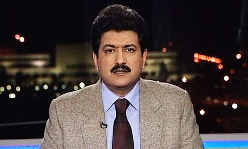 fahmidahyousfi's tweet photo. اسلام آباد میں مینگل فیکٹر

اسلام آباد میں بلوچستان سے تعلق رکھنے والے سردار اختر مینگل کے استعفی اور ان کے دبئی جانے کے چرچے ابھی ختم نہیں ہوئے تھے کہ خضدار سے ہی تعلق رکھنے والے ایک اور سردار شفیق مینگل اسلام آباد پہنچ گئے۔

گزشتہ دس دن سے اسلام آباد میں مقیم سردار شفیق مینگل نے سردار اختر مینگل کی دم توڑتی سیاست کے تابوت میں آخری کیل ٹھونکنا شروع کر دئے ہیں۔ ایسے وقت میں جب بلوچستان میں 70 پاکستانیوں کے خون میں نہائے لاشے پڑے تھے اختر مینگل نے اپنی روایتی سیاست کے ذریعے سے اس سے توجہ ہٹانے کے لئے سیاست کا وار کیا اور استعفیٰ دے دیا۔ 

سردار شفیق مینگل نے مختلف ٹی وی انٹرویوز اور میڈیا ملاقاتوں کے ذریعے سے بلوچستان کا ایک نیا رخ پیش کیا ہے۔ سردار اختر مینگل کی ڈوبتی کشتی کو سہارا دینے کے لئے اسلام آباد میں حامد میر اور بلوچستان میں وزیر اعلیٰ بننے کی حسرت لئے موجود صادق سنجرانی سامنے آئے۔
 اسلام آباد میں اس وقت جاری سیاسی کشمکش میں جب ہر بندہ ٹی وی اسکرین پر نظر جمائے بیٹھا ہے، ایک خبر چلوائی گئی کہ حکومت نے صادق سنجرانی کے ذریعے سے اختر مینگل سے ووٹ کے لئے رابطہ کیا ہے، جواب میں اختر مینگل نے دو ہزار مسنگ پرسن مانگ لئے۔ 
اب اس خبر کا پوسٹ مارٹم کرتے ہیں، اول تو حکومت کو اختر مینگل سے رابطہ کے لئے صادق سنجرانی کا کندھا درکار نہیں، 
دوسرا اس خبر کے جاری کرنے سے ہیرو صادق سنجرانی اور اختر مینگل مفت میں بن گئے۔ اور یہی اس خبر کو جاری کرنے کا اصل مقصد تھا اور حامد میر اختر مینگل اور صادق سنجرانی کے پرانے سہولت کار ہیں کیونکہ جب حامد میر کو جنرل فیض کے گٹے گوڈے پکڑنے تھے تو انکے لئیے اختر مینگل کے ذریعے صادق سنجرانی نے سہولت کاری کی تھی اور پھر ایک صحافتی رہنماء کی موجودگی میں ملاقات ہوئی تو مرا ملا بگش ما ترا حاجی ۔