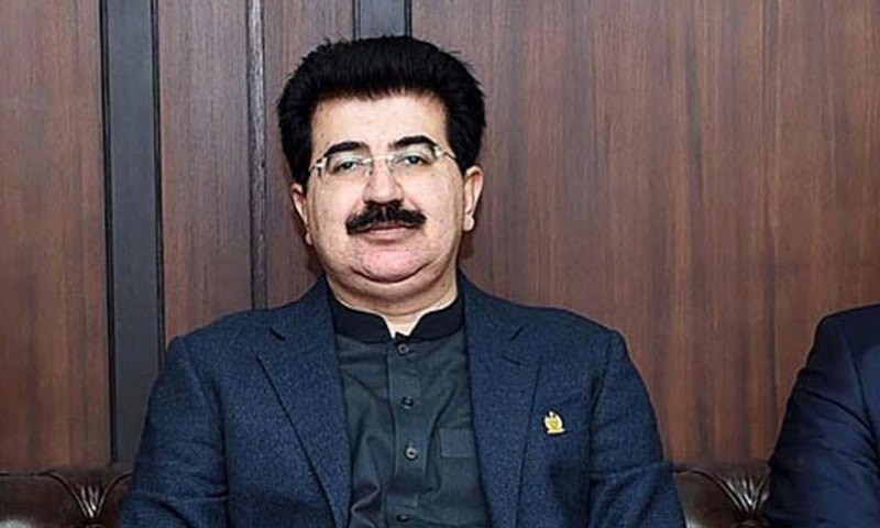 fahmidahyousfi's tweet photo. اسلام آباد میں مینگل فیکٹر

اسلام آباد میں بلوچستان سے تعلق رکھنے والے سردار اختر مینگل کے استعفی اور ان کے دبئی جانے کے چرچے ابھی ختم نہیں ہوئے تھے کہ خضدار سے ہی تعلق رکھنے والے ایک اور سردار شفیق مینگل اسلام آباد پہنچ گئے۔

گزشتہ دس دن سے اسلام آباد میں مقیم سردار شفیق مینگل نے سردار اختر مینگل کی دم توڑتی سیاست کے تابوت میں آخری کیل ٹھونکنا شروع کر دئے ہیں۔ ایسے وقت میں جب بلوچستان میں 70 پاکستانیوں کے خون میں نہائے لاشے پڑے تھے اختر مینگل نے اپنی روایتی سیاست کے ذریعے سے اس سے توجہ ہٹانے کے لئے سیاست کا وار کیا اور استعفیٰ دے دیا۔ 

سردار شفیق مینگل نے مختلف ٹی وی انٹرویوز اور میڈیا ملاقاتوں کے ذریعے سے بلوچستان کا ایک نیا رخ پیش کیا ہے۔ سردار اختر مینگل کی ڈوبتی کشتی کو سہارا دینے کے لئے اسلام آباد میں حامد میر اور بلوچستان میں وزیر اعلیٰ بننے کی حسرت لئے موجود صادق سنجرانی سامنے آئے۔
 اسلام آباد میں اس وقت جاری سیاسی کشمکش میں جب ہر بندہ ٹی وی اسکرین پر نظر جمائے بیٹھا ہے، ایک خبر چلوائی گئی کہ حکومت نے صادق سنجرانی کے ذریعے سے اختر مینگل سے ووٹ کے لئے رابطہ کیا ہے، جواب میں اختر مینگل نے دو ہزار مسنگ پرسن مانگ لئے۔ 
اب اس خبر کا پوسٹ مارٹم کرتے ہیں، اول تو حکومت کو اختر مینگل سے رابطہ کے لئے صادق سنجرانی کا کندھا درکار نہیں، 
دوسرا اس خبر کے جاری کرنے سے ہیرو صادق سنجرانی اور اختر مینگل مفت میں بن گئے۔ اور یہی اس خبر کو جاری کرنے کا اصل مقصد تھا اور حامد میر اختر مینگل اور صادق سنجرانی کے پرانے سہولت کار ہیں کیونکہ جب حامد میر کو جنرل فیض کے گٹے گوڈے پکڑنے تھے تو انکے لئیے اختر مینگل کے ذریعے صادق سنجرانی نے سہولت کاری کی تھی اور پھر ایک صحافتی رہنماء کی موجودگی میں ملاقات ہوئی تو مرا ملا بگش ما ترا حاجی ۔