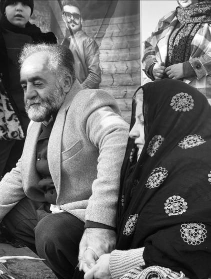 کاک #احمد_حسن‌زادە پدر جانباختە #محمد_حسن‌زاده  از سوی نیروهای لباس شخصی ربودە شد.
صبح امروز حوالی ساعت ١٢ ظهر کاک احمد حسن‌زادە در یکی از خیابان های شهر بوکان از سوی نیروهای لباس شخصی ربودە شدە و تا کنون خبری از وضعیت وی در دسترس نیست.