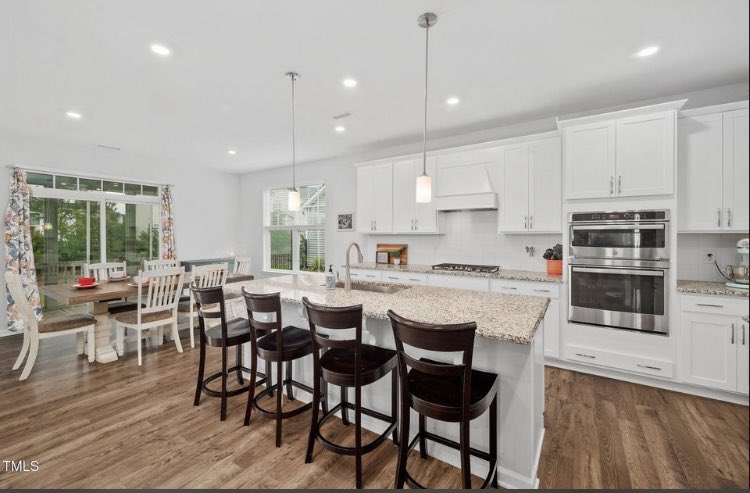 MattMaynard9's tweet image. 🚨#openhouse 🚨

Come see this beautiful 3178 sq feet 4 bedroom and 3 1/2 bath home in Garner, N.C. close to White Oak Crossing. Built in 2021. Open floor plan and gourmet kitchen. 147 Durlie Way. 
This Sunday the 15th from 1-3. 

#kellerwilliamspreferredrealty
#garner
#whiteoak