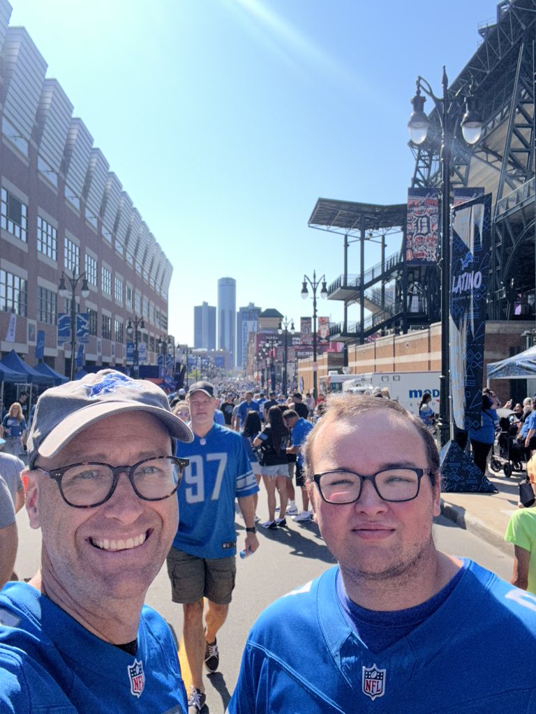Downtown Detroit is hopping with big cats this afternoon. 🐅 🦁 both playing. Go <a href="/Lions/">Detroit Lions</a>!!! Go <a href="/tigers/">Detroit Tigers</a>! 

#TBvsDET #OnePride