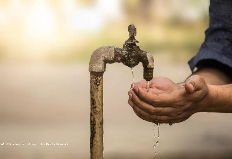 etiennemulindwa's tweet photo. #Bukavu 23 milles abonnés actifs d la #REGIDESO, société étatique qui n peut produire k 15 mille M3 d'H2O par jour. + d 150.000 mille habitants en quête d'eau. 1 bidon d 20l est acheté actuellement à 1000fc. La mort sur nos portes. Zéro investissement ds l secteur. @SuminwaJudith https://t.co/lgOyEzkh5L
