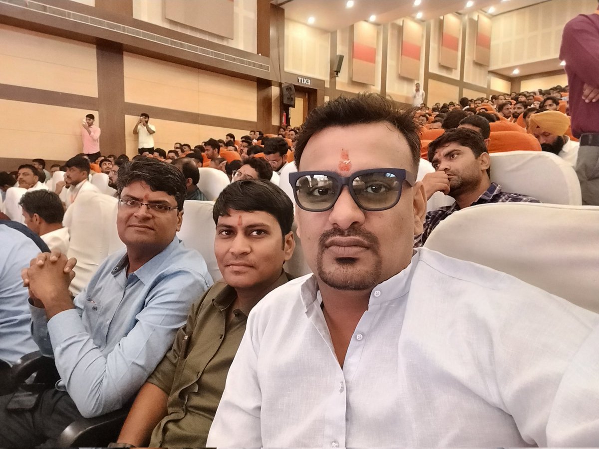 आज बहुत दूर दूर से आए कंप्यूटर वाले दोस्तों को एक साथ देखेके बहुत खुशी हुई की अपने हक के लिए सभी दोस्त एक्टिव है 2500 लोगो को बहुत बहुत आभार जयपुर आने के लिए
<a href="/PathakBCI/">राघव पाठक</a> 
@computer_pro_ 
<a href="/Taruchhaya1/">Taruchhaya Sharma</a> 
<a href="/Vandana19CT/">Vandana Sharma</a> 
<a href="/being_vipin_/">Vipin Mahawar</a>