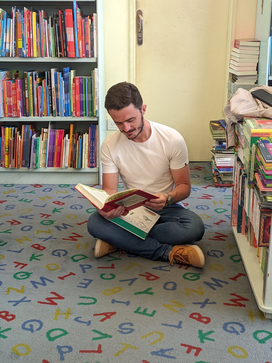 Guadalupe Vázquez (@guadavazquez85) on Twitter photo La mamá de <a href="/josephmjauregui/">José Jáuregui 🐄🍀</a> si lo puede venir a buscar al sector infantil de la librería por favor... 😂 La mamá de <a href="/josephmjauregui/">José Jáuregui 🐄🍀</a> si lo puede venir a buscar al sector infantil de la librería por favor... 😂