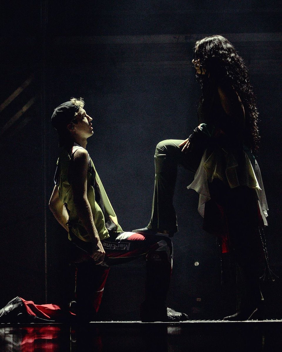 UpdatedTS's tweet photo. Troye and Charli at SWEAT Tour Detroit 🖤 https://t.co/ey11afXE51