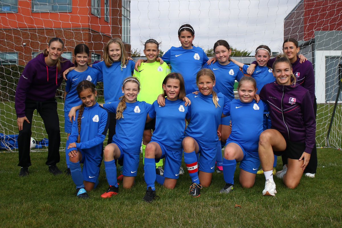 Lightning in the Community ⚡️💜

Lightning players Loz, Gee &amp; Kay in support of sister club <a href="/LboroFoxes/">Loughborough Foxes</a> U11s today before the girls made their way to the stadium to be mascots 🤝 💙

#LightningXFoxes