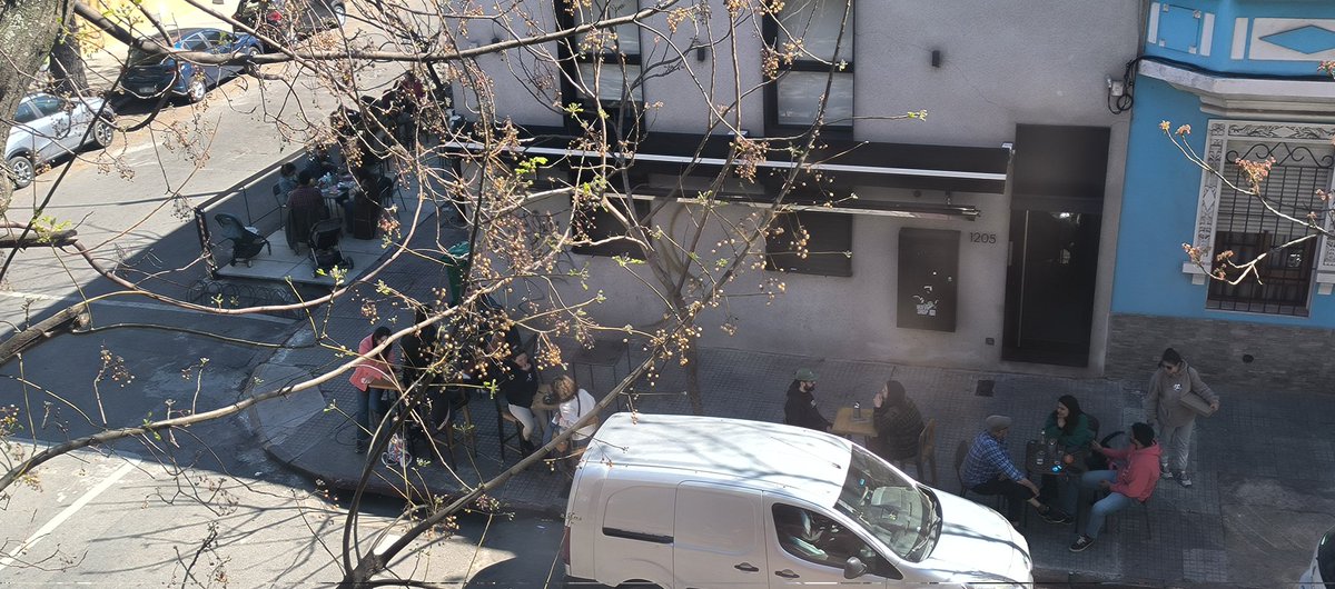 niandubay's tweet photo. Harry Potter y el misterio de porqué en un domingo precioso la gente se hace robar para comer en una vereda a la sombra. #montevideo #comendeltupper #robamequemegusta https://t.co/dGbjemE2CI