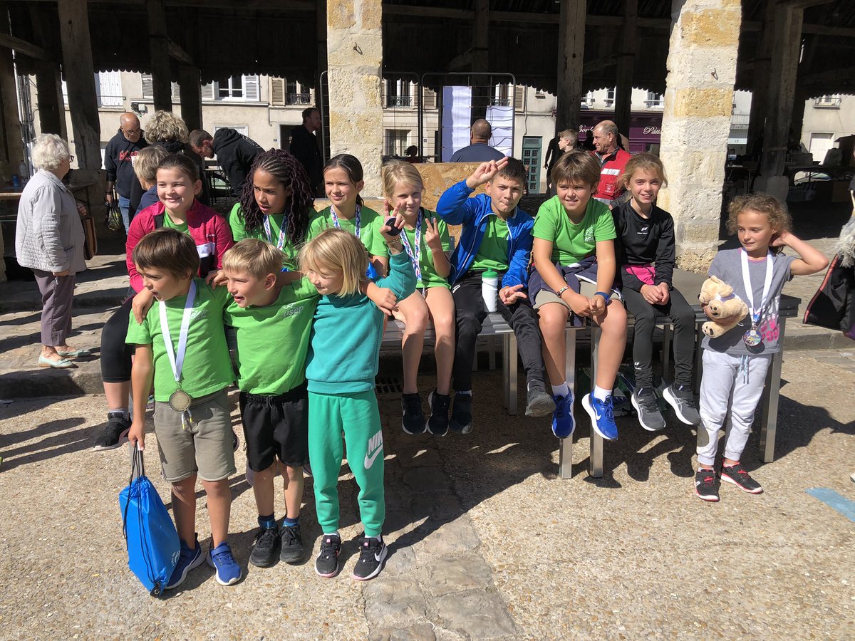 Le sport continue après les Jo avec les Usépiens  de Puiseaux 
🔹ce matin, sous le ☀️, une vingtaine d élèves ont pris le départ des courses 800, 1500 ou 3000 mètres 
🔹de beaux résultats et surtout une belle cohésion de groupe 
👏à tous