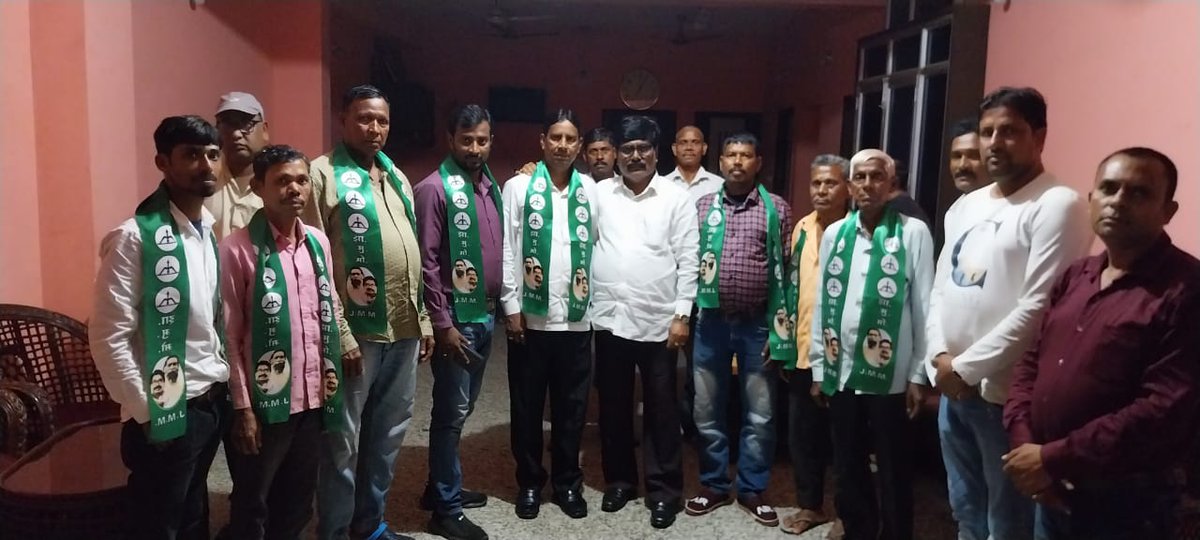 YogendraGomia's tweet photo. आज देर संध्या पेटरवार स्थित आवासीय कार्यालय में मेरे समक्ष कसमार प्रखंड के कई लोगों ने झारखंड मुक्ति मोर्चा (झामुमो) की सदस्यता ग्रहण की। सभी लोग पहले आजसू पार्टी के समर्थक थे, लेकिन मेरी जनता के मुद्दों पर निरंतर आवाज उठाने, हर समय जनता के बीच उपलब्ध रहने और राज्य में मुख्यमंत्री हेमंत सोरेन जी की कल्याणकारी योजनाओं से प्रेरित होकर उन्होंने झामुमो का दामन थामा। मैंने सभी का झामुमो परिवार में स्वागत किया और संगठन को और मजबूत करने की अपील की। इस कारवां को आगे बढ़ाते रहना है, क्योंकि आपका विश्वास ही मेरी ताकत है।
@HemantSorenJMM @JmmJharkhand @JmmGomia 
#hemantsoren #jmm #gomia #bokaro #jharkhand #apkisarkarapkedwar