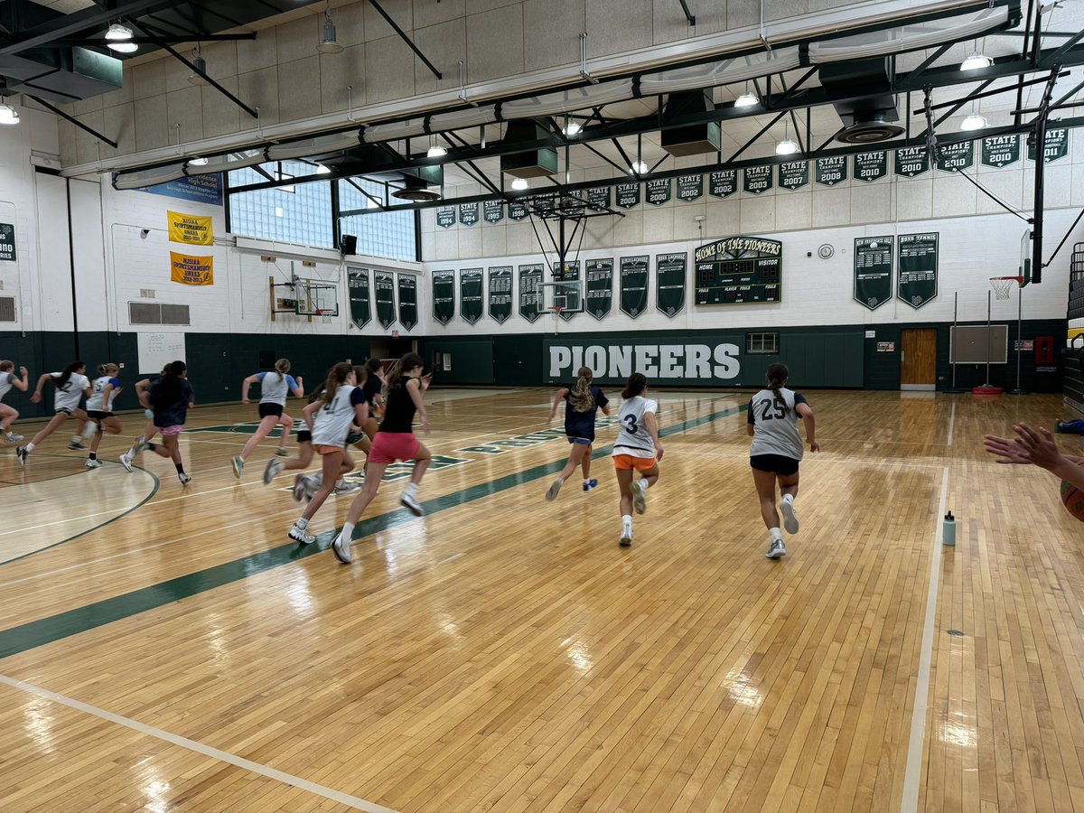 Guess who’s back tell a friend. Back in the gym with my girls. No better way to spend a Sunday morning 😀