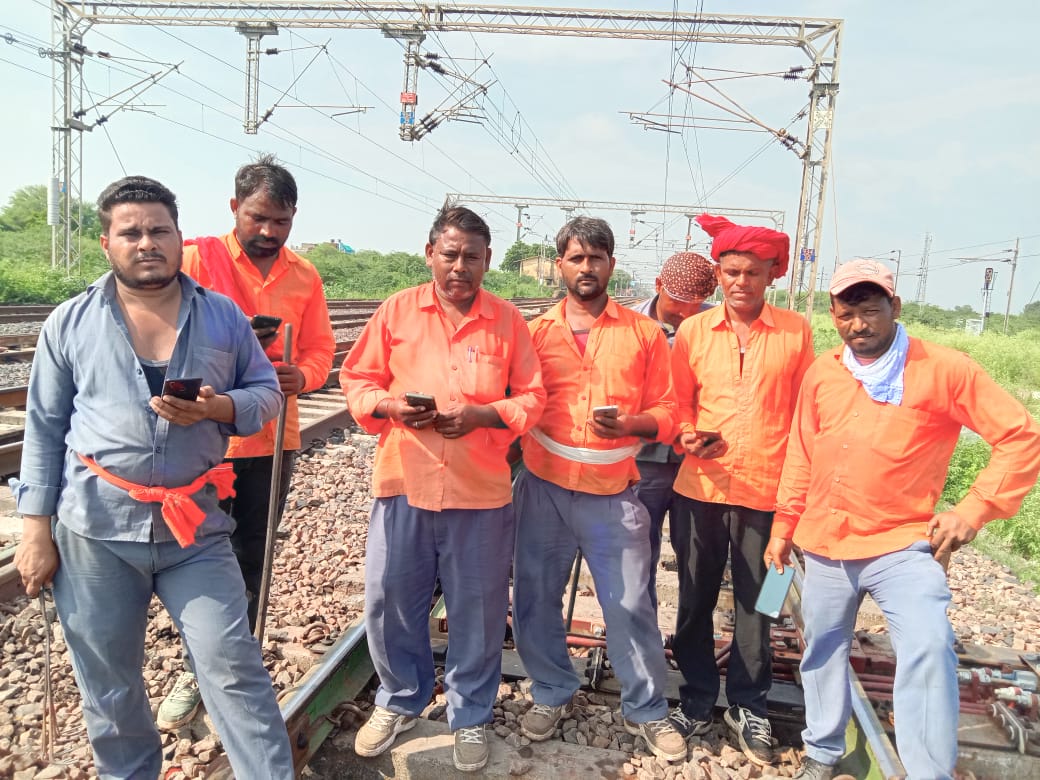 #Justice_For_Trackman
#LDCE_OPEN_FOR_ALL 
<a href="/PMOIndia/">PMO India</a> <a href="/AshwiniVaishnaw/">Ashwini Vaishnaw</a> <a href="/RailMinIndia/">Ministry of Railways</a>