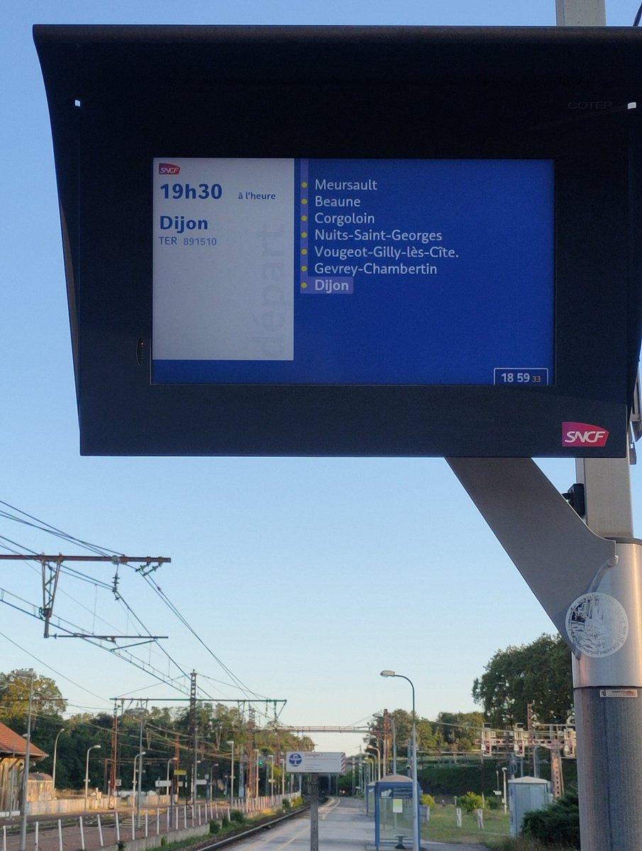 CBreteuil's tweet image. C'est plus une liste de gares mon trajet retour, c'est direct la carte des vins 😅