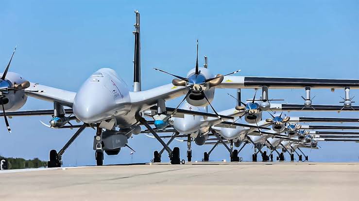 Aerode_r's tweet image. Turkiye has become world’s top UCAV supplier 🛩️🇹🇷

With a 65% total share in global market, Turk industry has sold more Unmanned Aerial Systems (UAS) than USA and China combined.

Source: @CNASdc